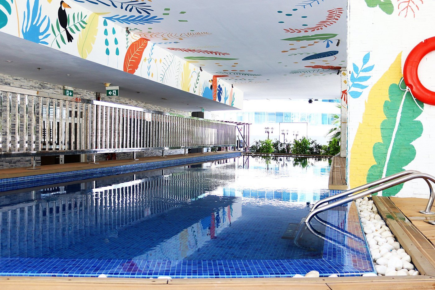 Panoramic Rooftop Swimming Pool with Skyline Vistas