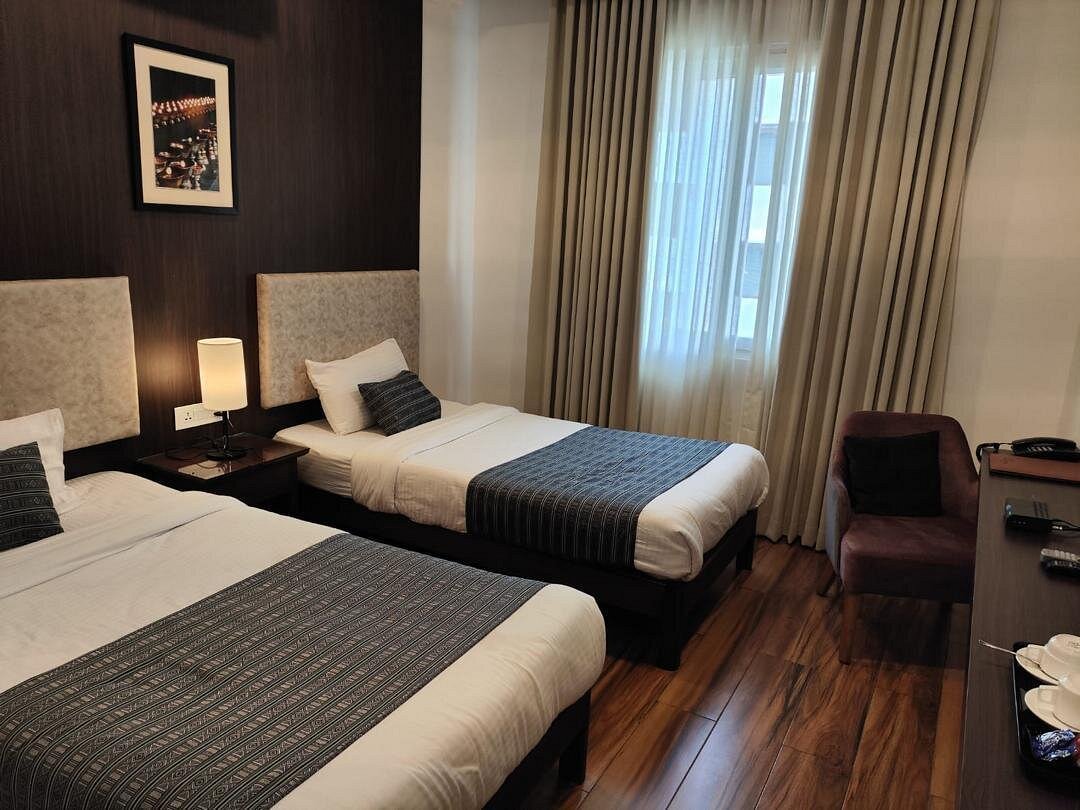 Cozy Wood-Panelled Bedroom Layout