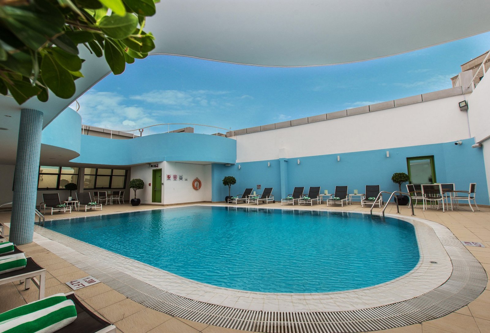 Relaxing Rooftop Swimming Pool Deck