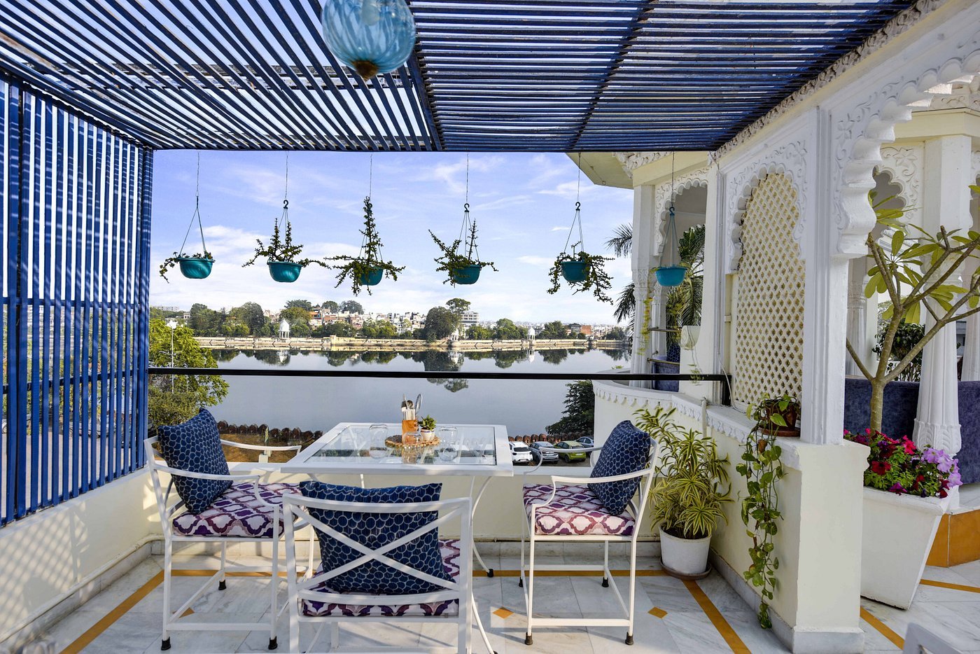 Lake-View Dining