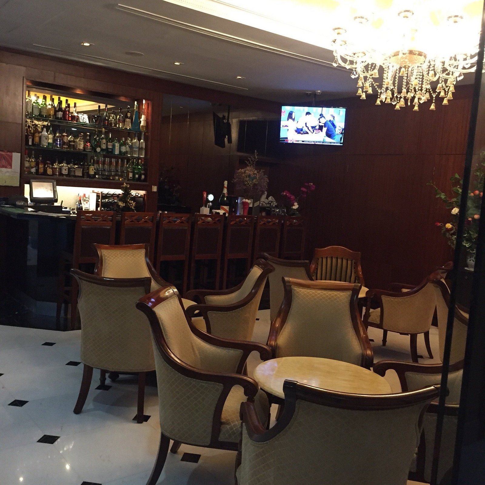 Alfresco Bistro Dining and Cocktail Bar Setting