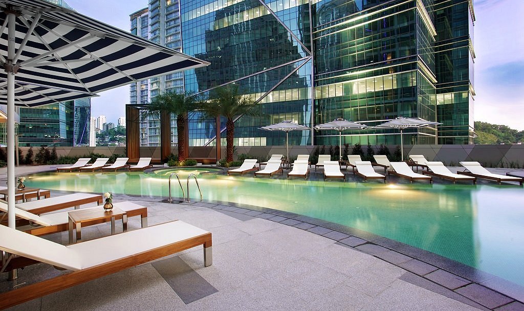 Chic Urban Swimming Oasis & Sundeck
