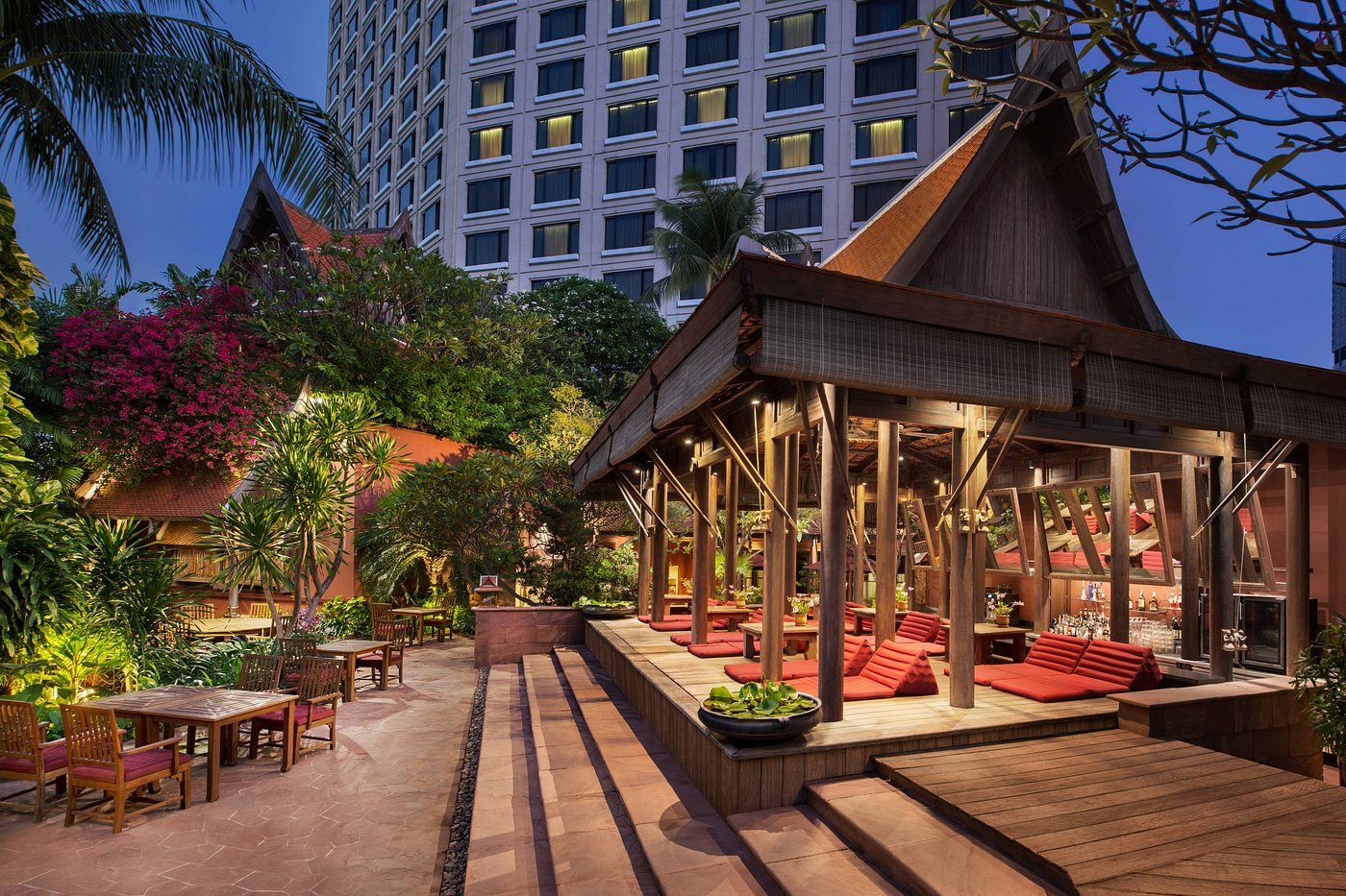 Sheraton Grande Sukhumvit Luxury Hotel Facade Entrance